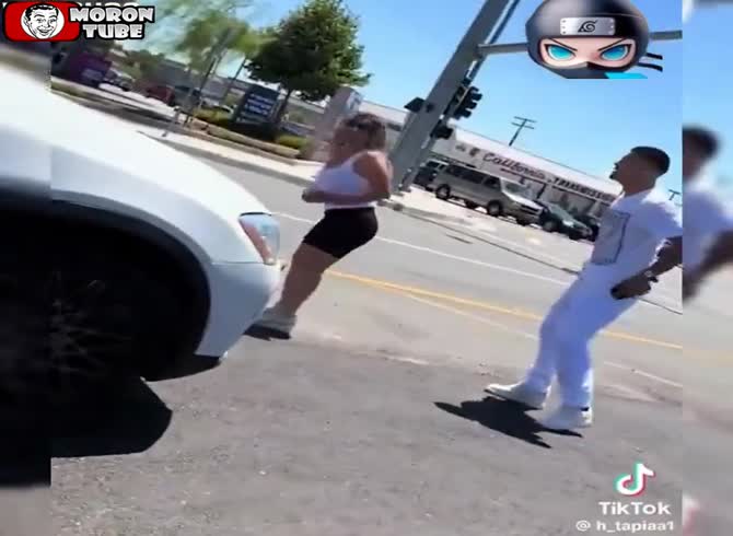 Video :In a road rage incident in California, a driver stabs another